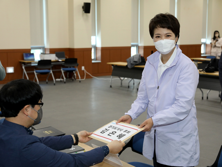 김은혜 국민의힘 경기도지사 후보가 12일 오전, 경기도선거관리위원회를 방문해 경기도지사 후보로 등록하고 있다. <사진: 김후보 캠프 제공>