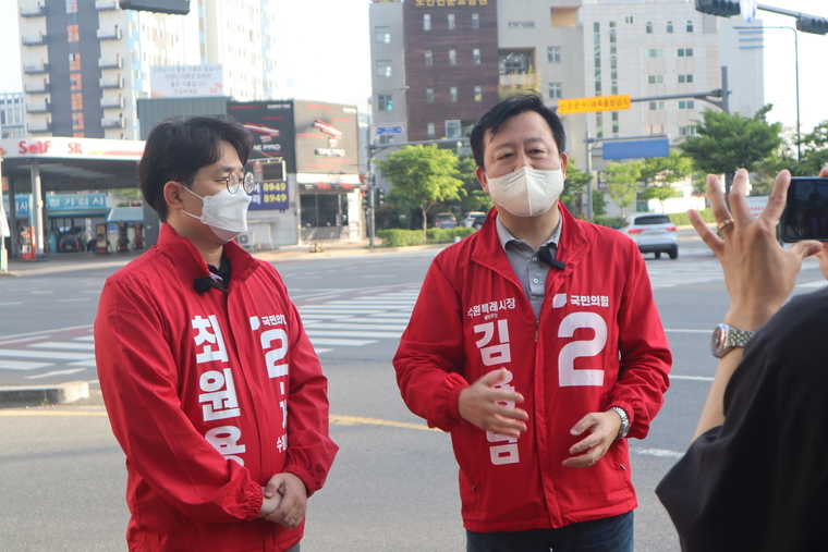 수원 영통2동 시민들과 대화 중인 김용남 수원시장 후보 / 사진 : 김용남 후보 선거사무소 제공
