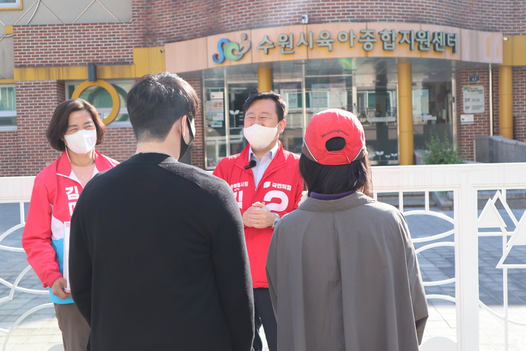 경기 수원시 육아종합지원센터 방문해 시민들과 대화하는 김용남 후보 <사진: 김용남 후보 선거사무소 제공>