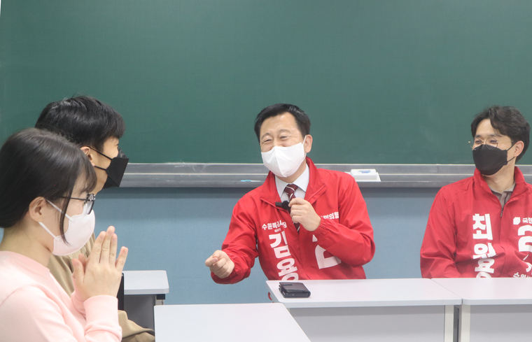 수원시 영통구 망포1동에서 시민들과 대화하는 김용남 국민의힘 수원시장 후보 / 사진 : 김용남 후보 선거사무소 제공