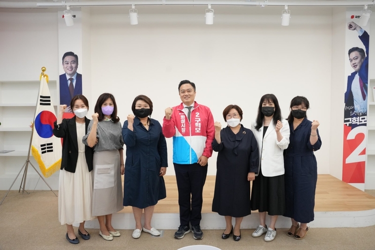 구혁모 국민의힘 화성시장 후보가 전날(17일) 화성시 어린이집연합회 간담회 참석자들과 기념 촬영을 하고 있다. <사진 : 구혁모 후보 선거사무소 제공>