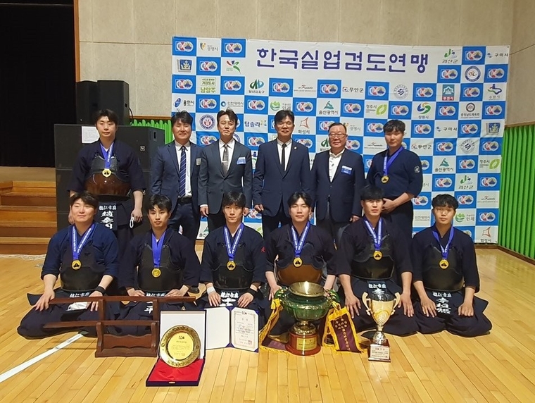 ‘제7회 한국실업연맹회장배 전국검도실업검도대회’ 남자부 단체전 우승 기념촬영 / 용인시청 제공