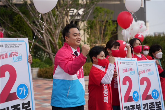 19일 구혁모 화성시장 후보가 첫 공식 유세에서 시민들에게 인사하고 있다. <사진 : 구혁모 후보 선거사무소 제공>