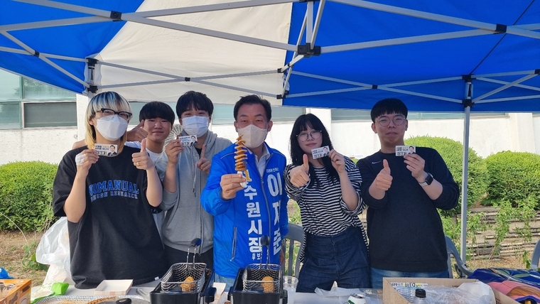 경기대학교 수원캠퍼스 봄 축제를 방문한 이재준 후보 / 사진 : 이재준 후보 선거사무소 제공