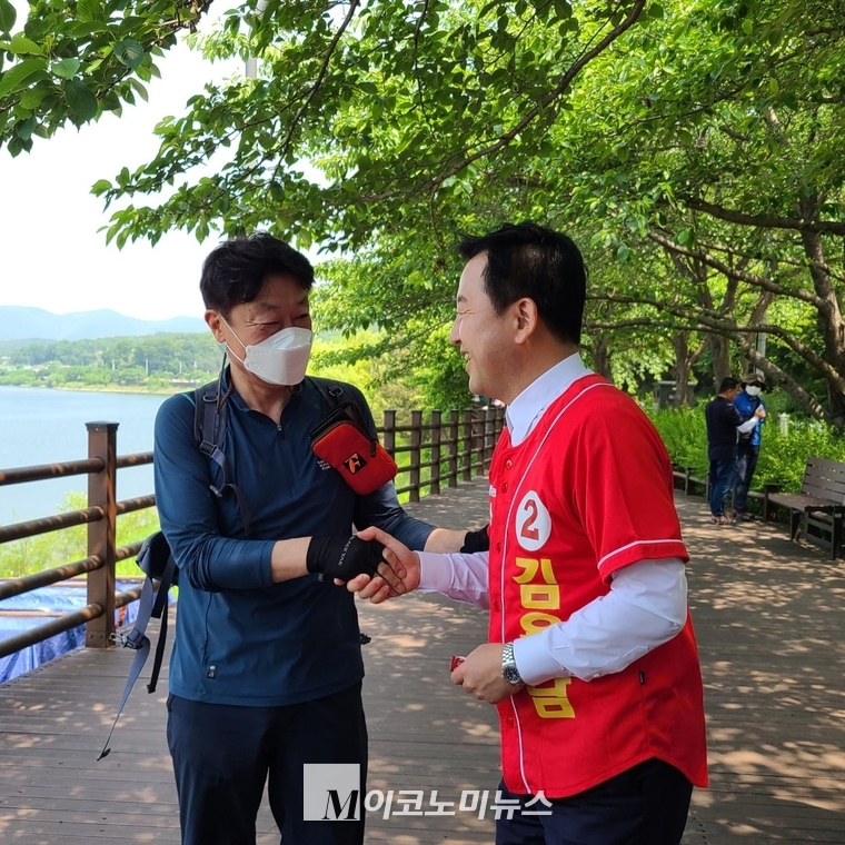 사진: 지난 22일 김용남 후보 광교산 입구에서 시민들과 인사를 나누는 모습