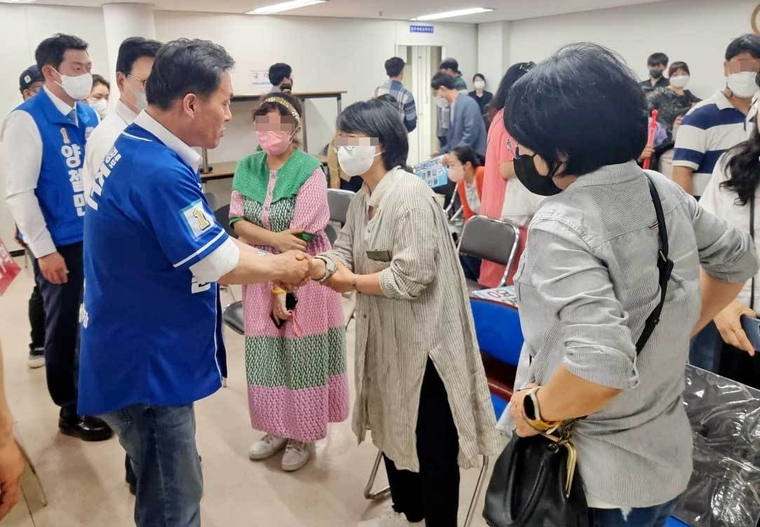 이재준 민주당 수원시장 후보가 24일 영통입구역 신설과 관련해 주민 간담회에 참석, 주민들과 이야기를 나누고 있다. <사진제공:이재준 후보 선거사무소>