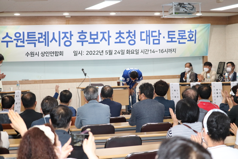 사진: 수원시 상인연합회 토론회에 참석 인사하는 이재준 후보( 이재준 후보 선거사무소 제공)
