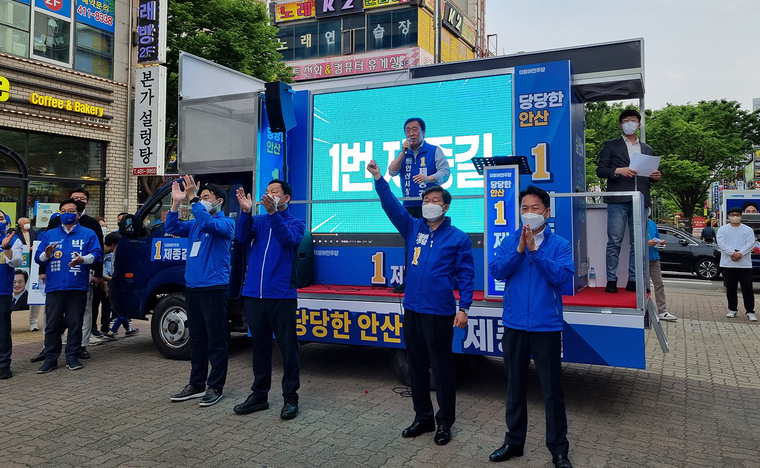 (사진/더불어민주당 제종길 안산시장 후보 선거사무소. 제종길 후보가 지역국회의원들과 함께 선거운동을 펼치고 있다)
