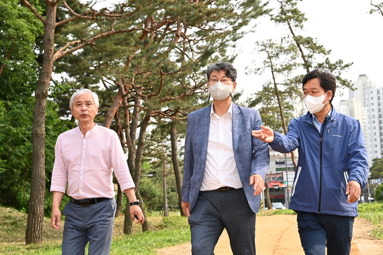 유문종 제2부시장(사진 중앙)이 지난 25일 노송공원 준공 현장을 점검하고 있다. <사진제공:수원시>