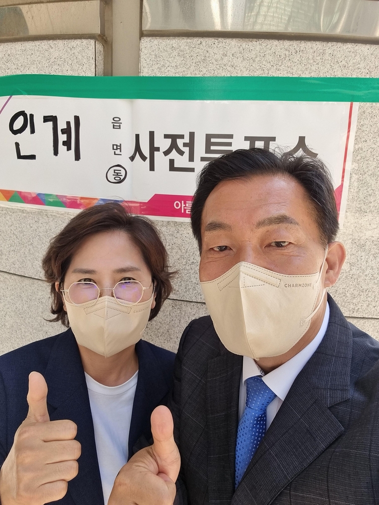 사진제공/더불어민주당 이재준 수원시장 후보 선거사무소. 이재준 수원시장 후보가 부인 이지영씨와 함께 사전투표 첫 날인 27일 수원시청 별관에서 사전투표를 했다)