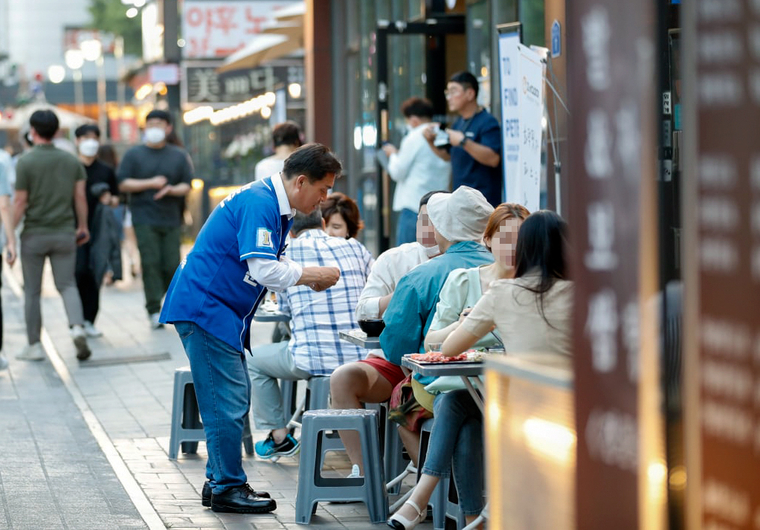 이재준 수원시장 후보가 수원시 44개동을 돌며 시민들과 소통을 이어나가고 있다. (사진제공/ 더불어민주당 이재준 후보 선거사무소)