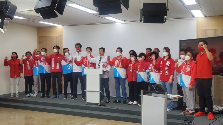 이상일 용인시장 후보가 시·도의원 후보들과 함께 용인시청 브리핑룸에서 합동 기자회견을 하고 있다. (이상일 후보 선거사무소 제공)