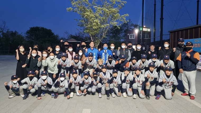정명근 더불어민주당 화성시장 후보가 화성시서부리틀야구단을 찾은 모습 (사진제공/더불어민주당 정명근 화성시장 후보 선거사무소) 