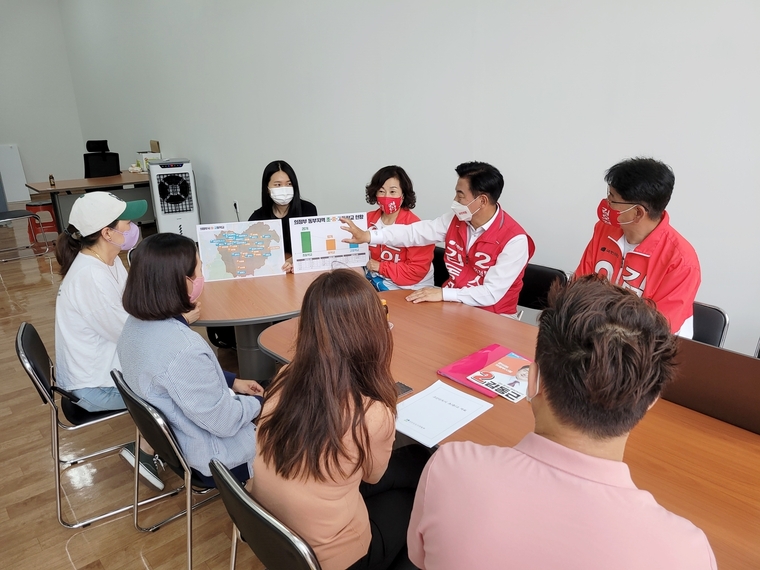 (민락,고산지구 학부모들과 만난 김동근후보. 사진제공/ 국민의힘 김동근 의정부시장 후보 선거사무소)