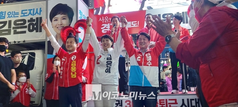 왼쪽부터 김용남 국민의힘 수원시장 후보, 김은혜 국민의힘 경기지사 후보, 안철수 국민의힘 분당갑 국회의원 후보가 화이팅을 외치고 있다.