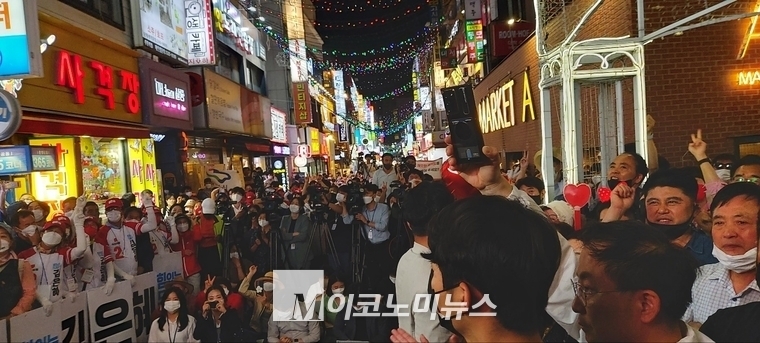 수원역 로데오 거리를 꽉 메운 시민들
