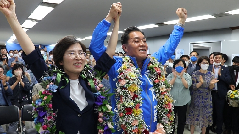 (이재준 수원시장 당선인이 2일 당선이 확정된 후 환호하고 있다. 사진제공/더불어민주당 수원특례시장 이재준 당선인 선거사무소)