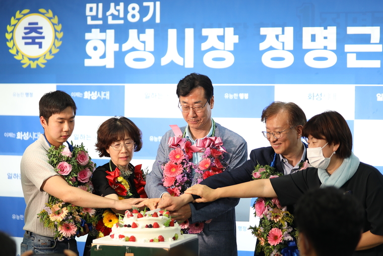 정명근 당선인이 당선을 확정 지은뒤 가족들과 함께 승리를 자축했다. 사진제공/더불어민주당 정명근 당선인 선거사무소