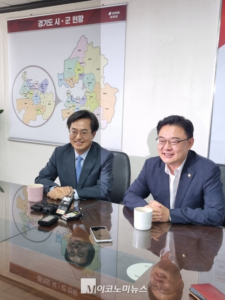 김동연 경기지사 당선인(왼쪽)과 김성원 국민의힘 경기도당위원장 <사진 : 안자영 기자>