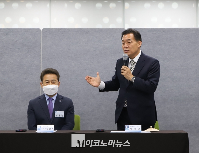 이재준 당선인이 성열학 인수위원장 옆에 서서 인수위원들에게 민선 8기를 설계를 당부했다. <사진 : 최재우 기자>