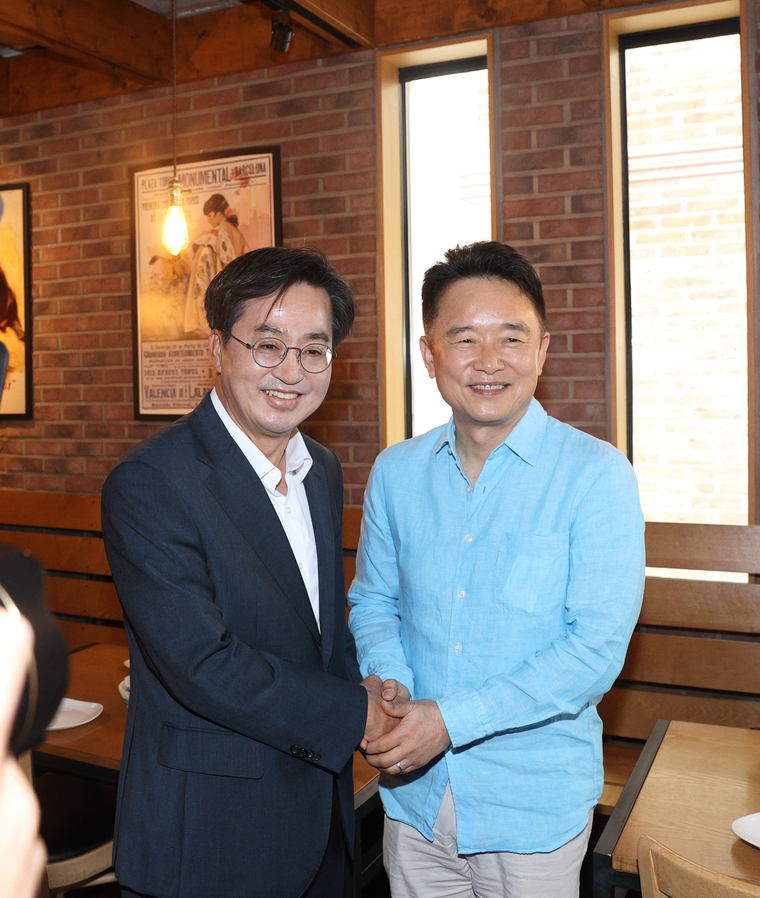 김동연 당선인(왼쪽)과 남경필 전 경기지사 <사진 : 김동연 당선인 사무실 제공> 