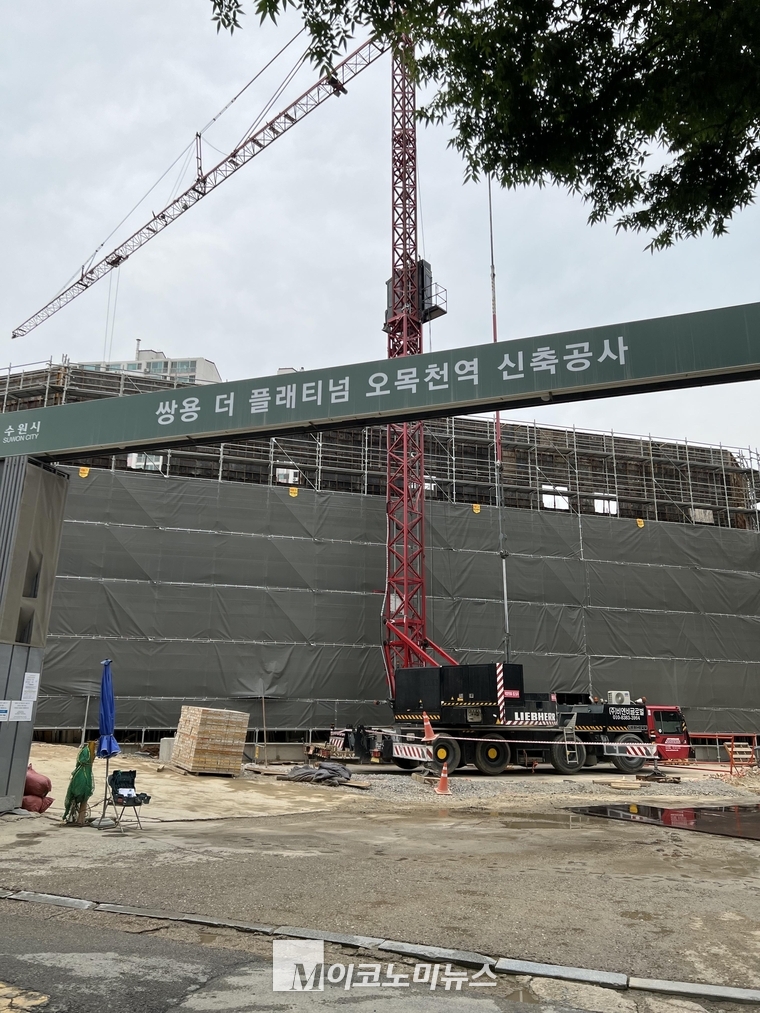 쌍용 더 플래티넘 오목천역 공사 현장