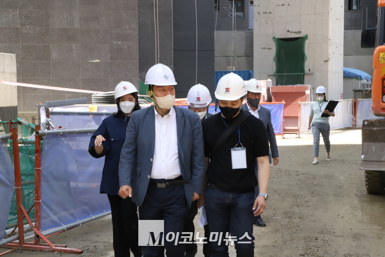 지난 14일 '쌍용 더 플래티넘 오목천역' 공사 현장을 점검하는 이재준 수원특례시장 당선인