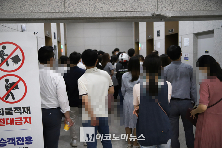 사진/ 경인 최재우 기자 - 1층에서 엘리베이터를 기다리는 공무원들