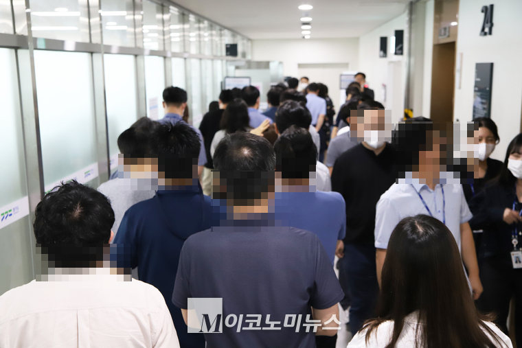 사진/ 경인 최재우 기자 - 24층 직원식당 앞에서 기다리는 공무원들