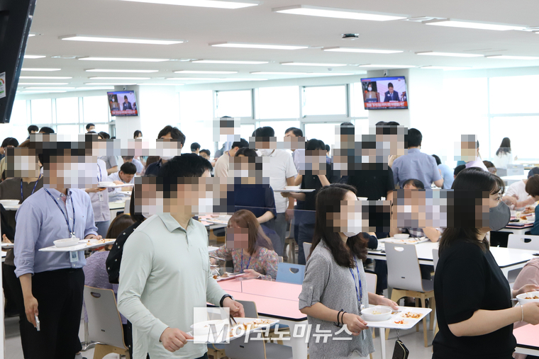사진/ 경인 최재우 기자 - 직원식당 안에 줄서서 기다리는 공무원들