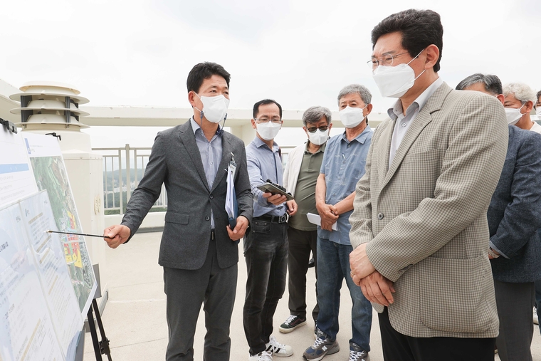 사진/ 이상일 용인특례시장 당선인이 삼가2지구 주택건설사업 현장을 방문해 진입도로 문제를 보고받고 있다. (이상일 용인시장 당선인측 제공)