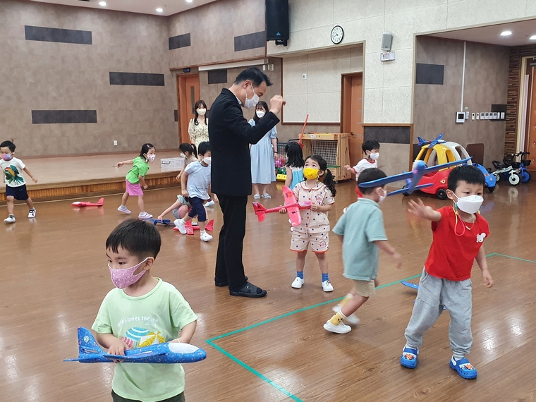 임태희 경기도 교육감 당선인이 수원 큰나래유치원을 방문.. 원생들과 함께 놀이에 참여하는 모습 (사진 : 임태희 경기도 교육감 당선인 측 제공)