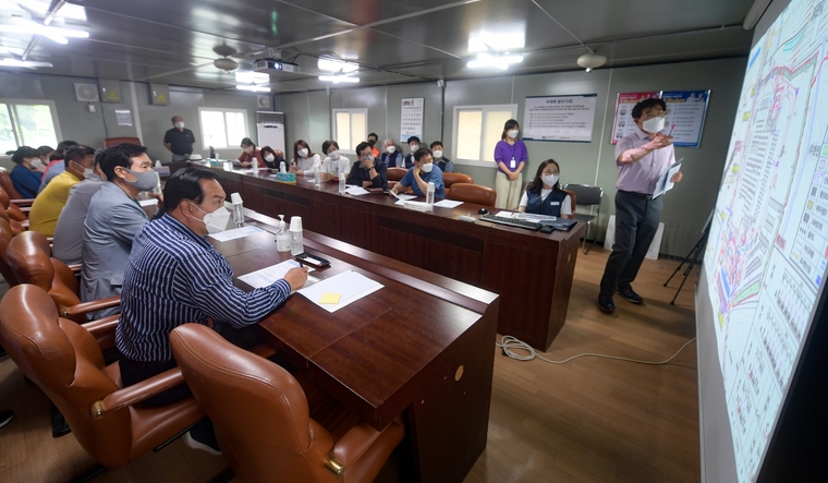 사진: 사업 추진현황을 보고 받고 있는 이권재 오산시장 당선인과 인수위 (오산시청 제공)
