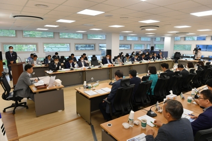 사진: 신상진 성남시장 당선인과 인수위 공약사업 검토 ,총괄 회의 하는 모습 (성남시장 당선인 인수위 제공)