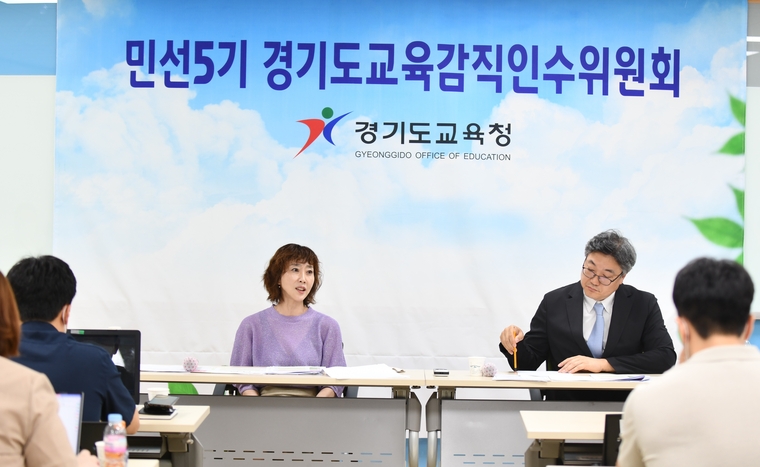 박주형 인수위 부위원장과 서혜정 대변인이 경기교육 방향과 3대 원칙, 10대 정책 목표를 발표하고 있다. (사진 : 임태희 경기도교육감 당선인 인수위 제공)
