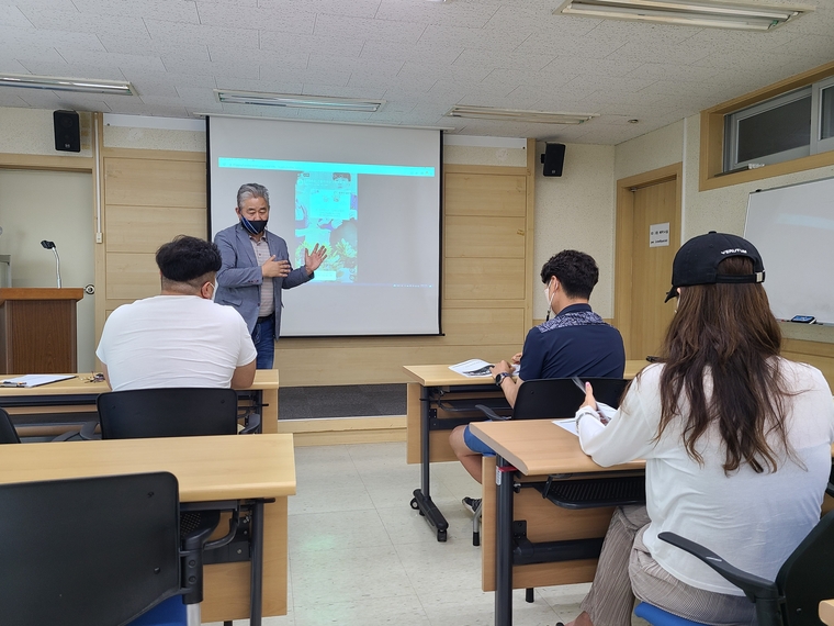  수원시농업기술센터에서 열린 ‘청년 농업인 라이브커머스 교육 모습 <사진제공/수원시농업기술센터>