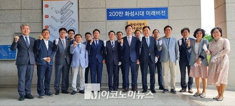 정명근 화성시장 당선인과 인수위원 (사진 : 한경숙 기자)