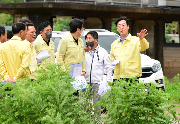 사진: 정명근 화성시장 당선인이 30일 집중호우로 피해가 발생한 관내현장을 방문해 긴급점검을 실시하고 있다. (화성시청 제공) 