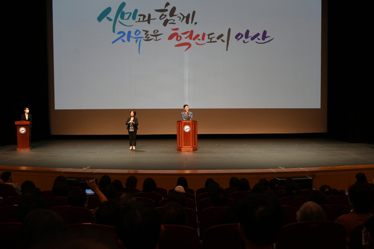 이민근 안산시장이 취임식에서 초심을 잃지 않고 오직 시민만을 위해 달려가겠다고 약속했다. (사진제공/안산시)