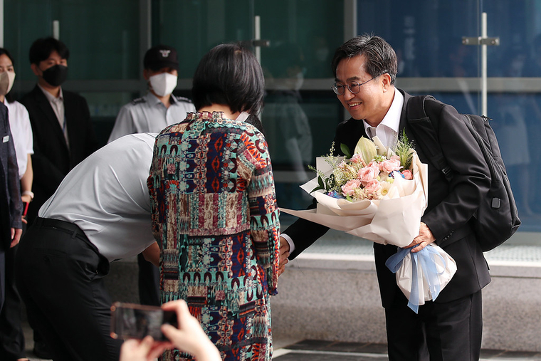 경기도청에 첫 출근을 한 김동연 경기지사가 도청 직원들에게서 꽃다발을 받고 인사를 하고 있다. / 경기도 제공