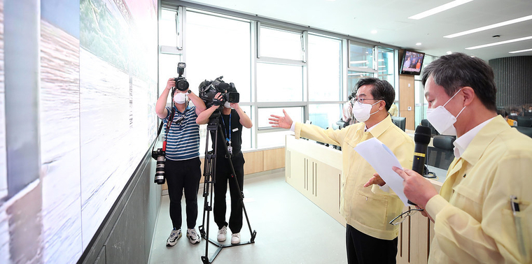 경기도청 재난안전상황실에서 김동연 경기지사가 비 피해 상황 등을 점검하고 있다. / 경기도 제공
