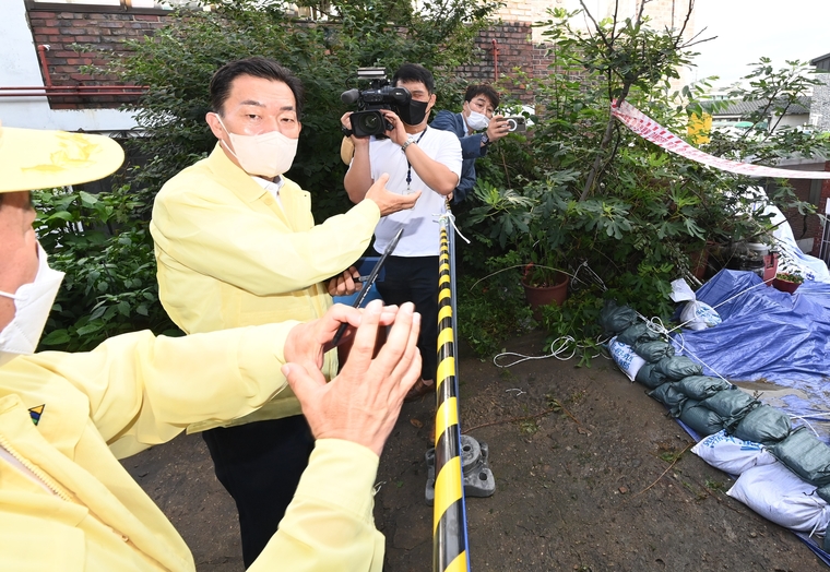 고등동 호우피해 현장을 점검하고 있는 이재준 시장. (사진제공/수원시)