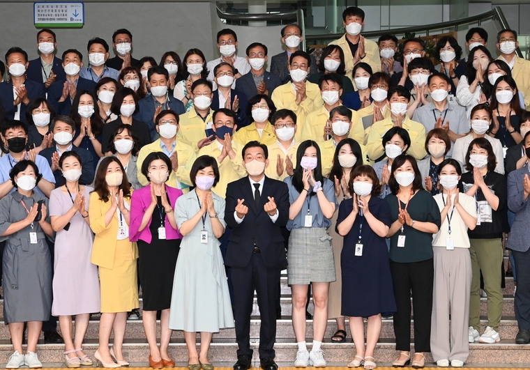 이재준 시장이 시청 본관로비에서 공직자들과 함께 하고 있는 모습 / 수원시 제공