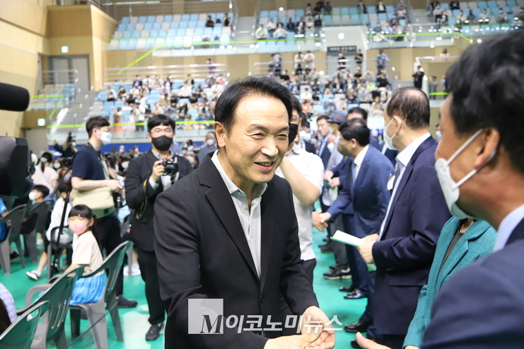 사진: 임태희 교육감이 내빈과 인사 하고 있다. (사진: 최재우 기자)