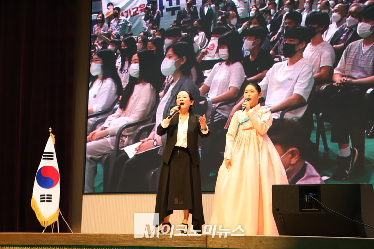 국악인 김영임님과 금파중 박효원 양이 아리랑을 부르고 있다. (사진 : 최재우 기자)