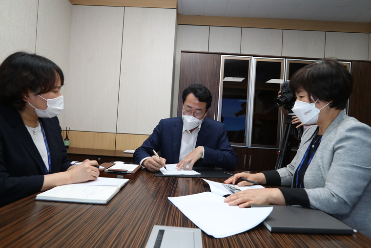 사진: 정명근 화성시장의 1호 결재 ‘자살예방 핫라인’ (화성시청 제공)