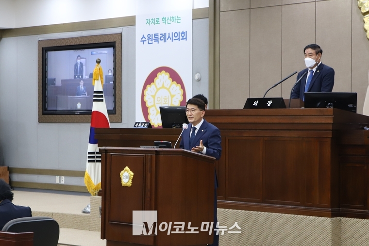수원특례시의회 제12대 전반기 의장으로 당선된 김기정 신임 의장은 견제와 기능이라는 고유업무에 충실하는 의회를 만들어 나갈 것이라고 말했다. <사진 : 경인 최재우 기자> 