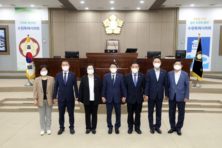 왼쪽부터 조미옥 도시환경위원장, 조문경 문화체육교육위원장, 유준숙 기획경제위원장, 김기정 의장, 이재식 부의장, 강영우 의회운영위원장, 정영모 복지안전위원장. <사진제공/수원특례시의회>