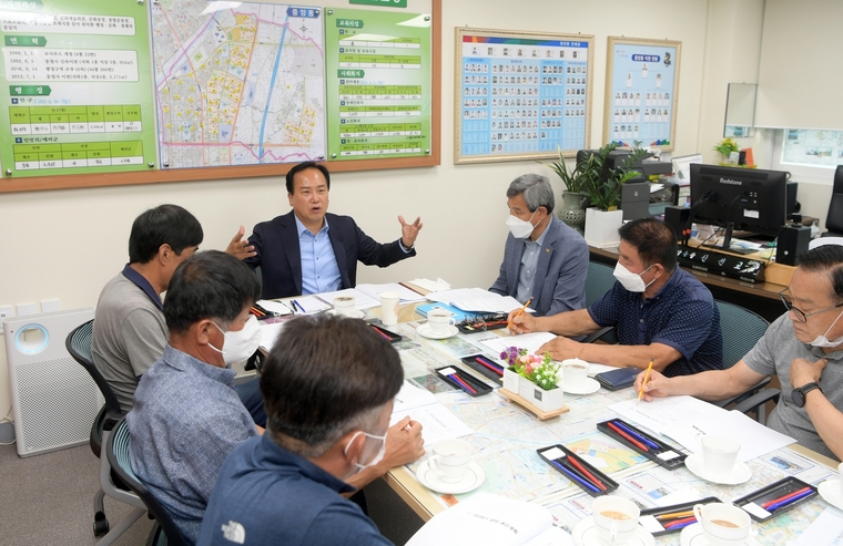 사진: 이권재 오산시장과 동 단체장의 간담회 (오산시청 제공)