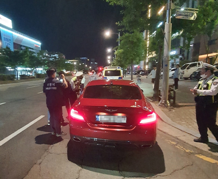 사진 -수원시 관계자가 경찰과 협업해 체납차량을 단속하고 있다. (사진제공/수원시)